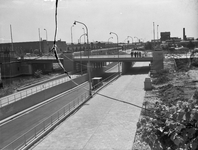 76573 Gezicht op de Kanaalweg te Utrecht met het viaduct van de Weg der Verenigde Naties, uit het noordwesten. Links de ...
